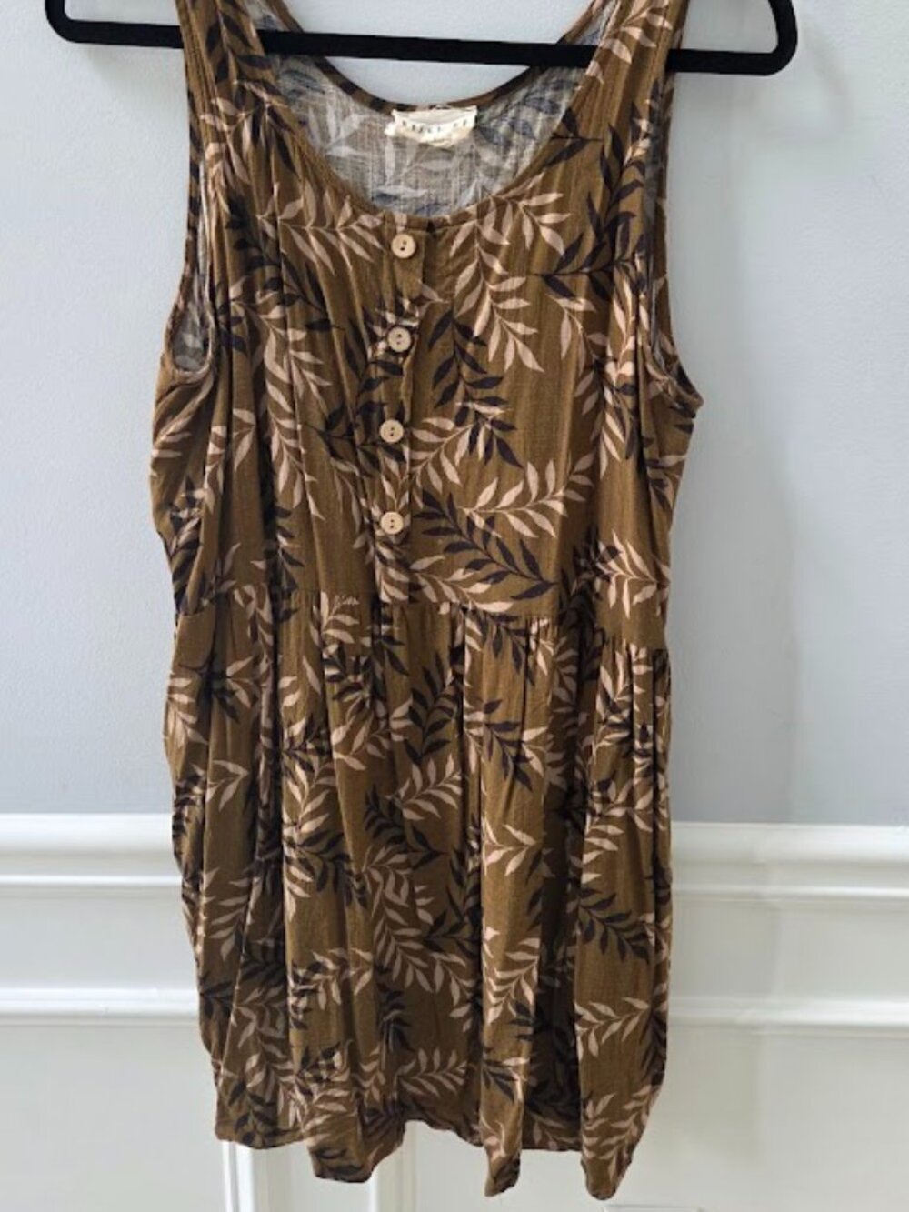 Sleeveless Leaf Dress with Buttons and Pockets